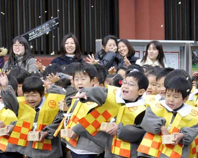 日本幼兒園小朋友舉行撒豆驅(qū)邪活動(dòng)