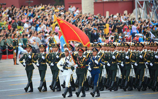 閱兵“軍服”加入時(shí)尚元素