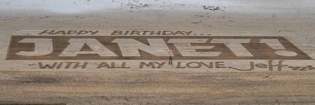 Massive love message in sand <BR>6旬老漢沙灘上驚人求愛