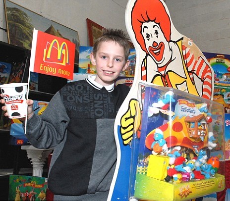 Boy sells McDonald's set <BR>英'麥當(dāng)勞迷'拍賣(mài)藏品