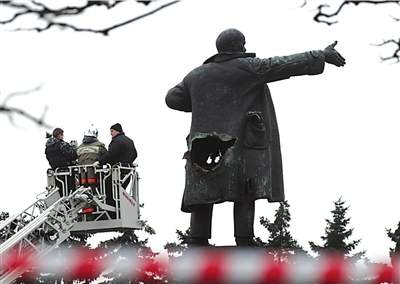 Bomb damages Lenin statue<BR> 列寧銅像被炸大洞(圖)