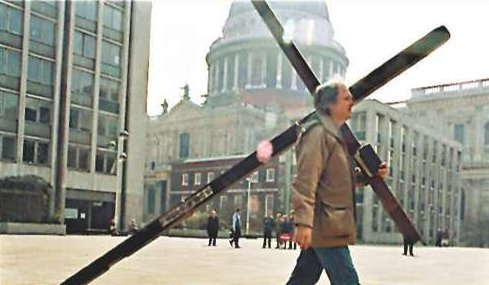 Man carries cross worldwide <BR>傳教士背十字架走40年