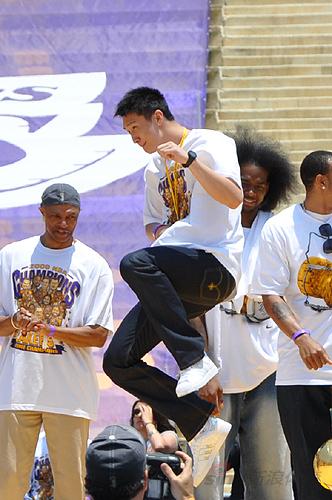 Sun shines at Lakers party <BR>湖人辦慶典孫悅秀功夫