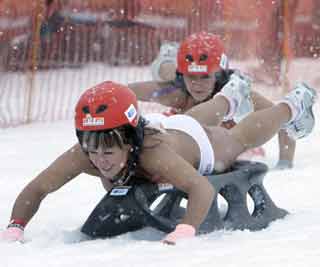 Topless sledding in Germany <BR>德舉行裸體雪橇賽(圖)