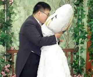 Man marries pillow <BR>韓男子娶動漫抱枕(圖)