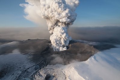 冰島火山噴發(fā) 被困游客免費(fèi)泡溫泉